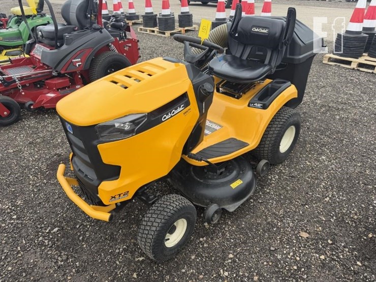2017-cub-cadet-xt2-lx42-image-1