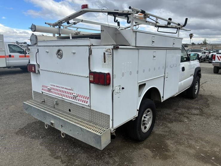 2004-chevrolet-silverado-2500hd-image-3