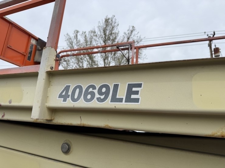 2014-jlg-4069le-image-22