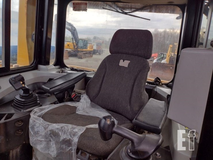 2015-caterpillar-d6t-xl-image-13