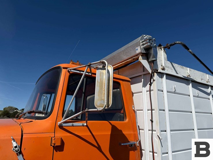 1979-ford-800-image-12