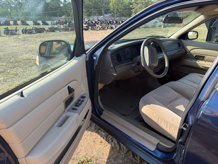 #553-•-#552-•-2004-ford-crown-victoria-image-8