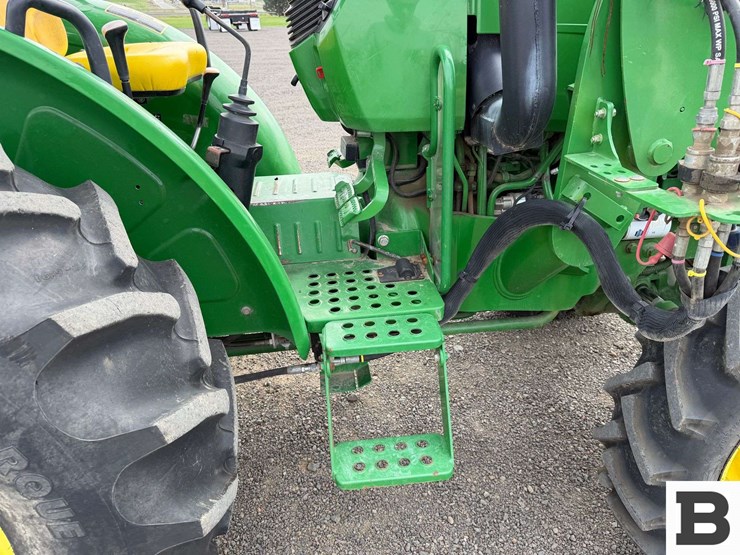 2015-john-deere-5075e-image-45