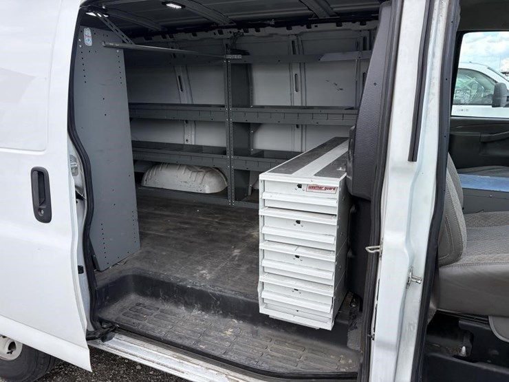 2017-chevrolet-express-2500-image-10