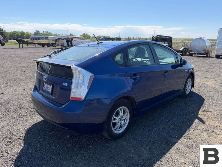 2011-toyota-prius-hatchback-image-5