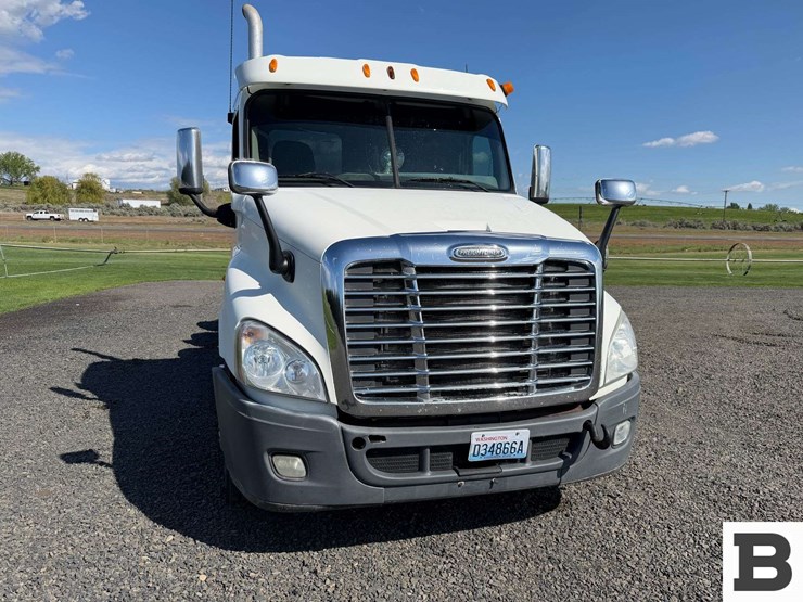 2012-freightliner-cascadia-125-image-7
