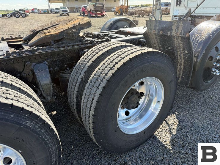 2012-freightliner-cascadia-125-image-35