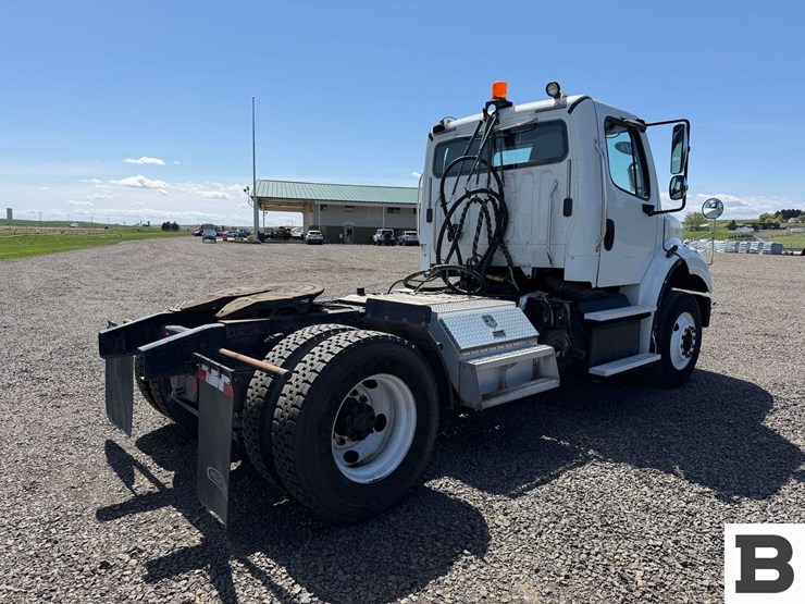 2016-freightliner-m2-bobtail-tractor-truck-image-5