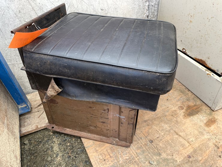 #10375-•-auxiliary-seat-with-storage-compartment-image-3