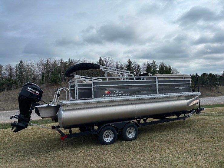 2024-sun-tracker-party-barge-20-pontoon-image-6