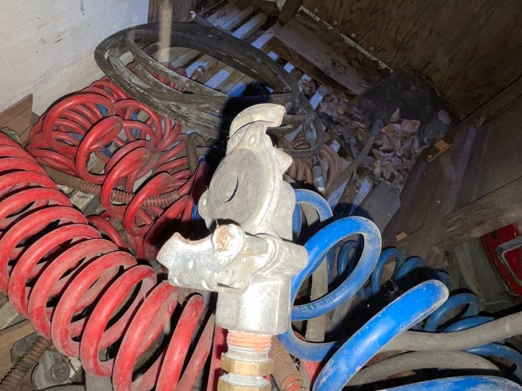#10421-•-assorted-semi-tractor-air-lines-image-7