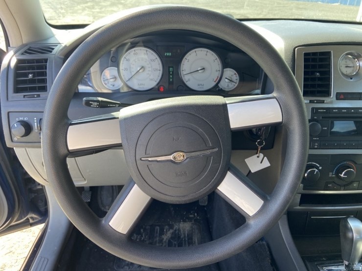 2006-chrysler-300-sedan-image-19