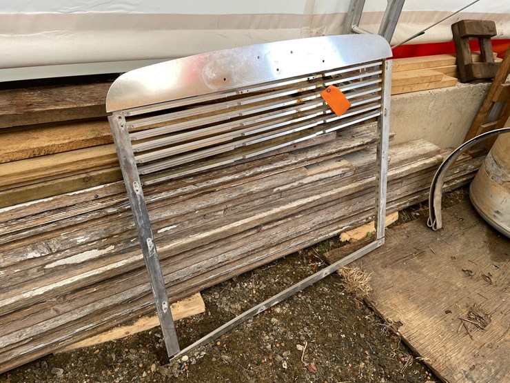 #10386-•-freightliner-grill-surround-image-3