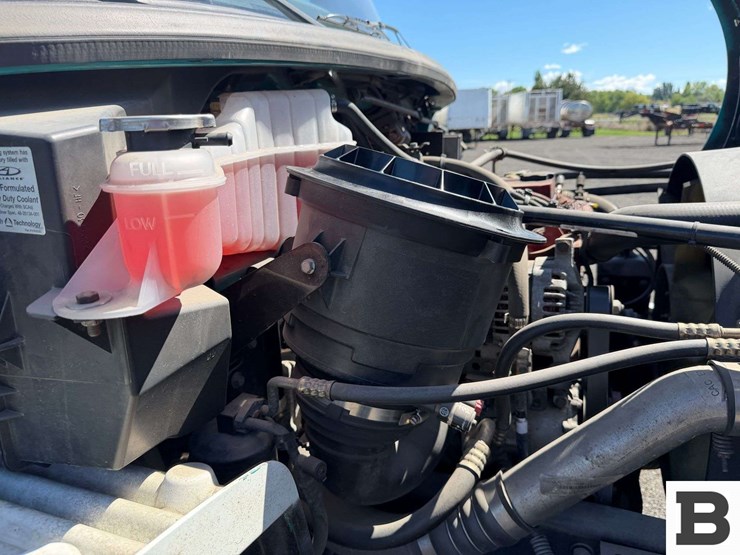 2009-freightliner-m2-box-van-truck-image-52