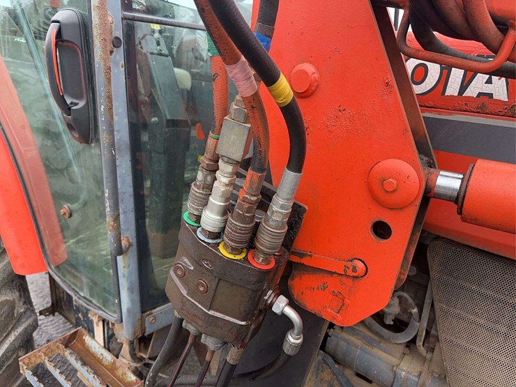 2001-kubota-m9000-image-19