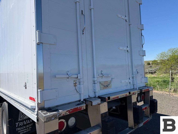 2009-freightliner-m2-box-van-truck-image-28