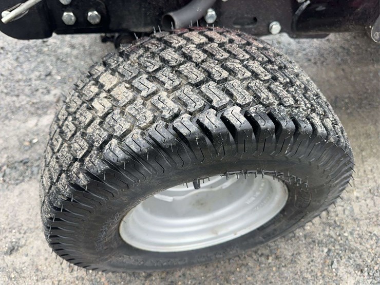 2023-mahindra-emax-25l-image-12