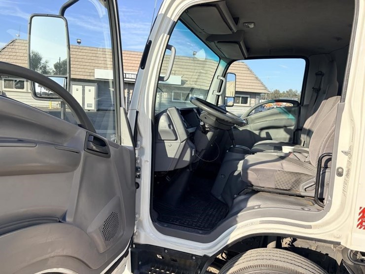 2015-isuzu-npr-image-15