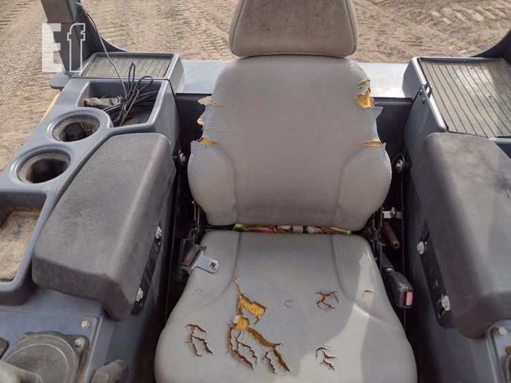 2013-deere-700k-lgp-image-11