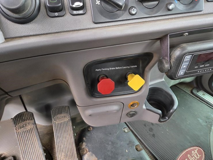 2016-peterbilt-367-image-19