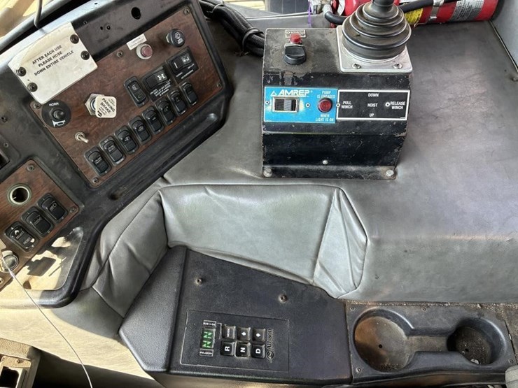 2009-peterbilt-320-image-18