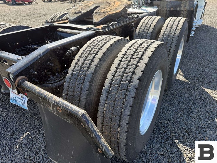 2012-freightliner-cascadia-125-image-33