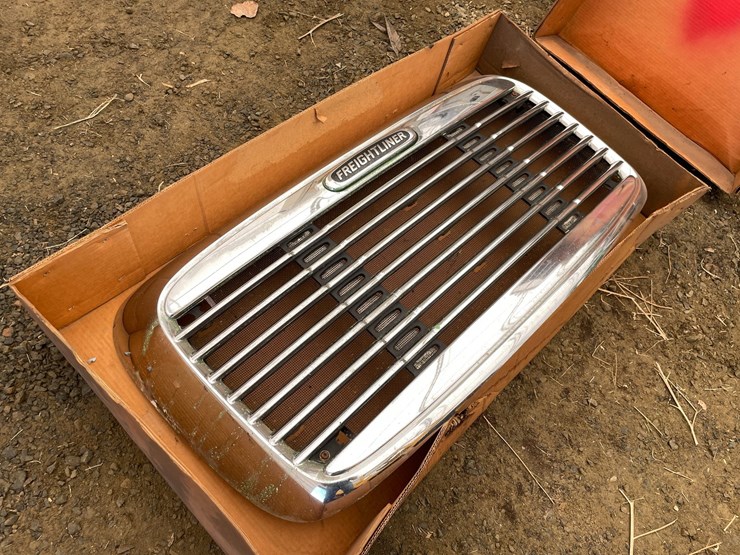 #10379-•-new-freightliner-chrome-grill-assembly-with-bug-shield-image-3