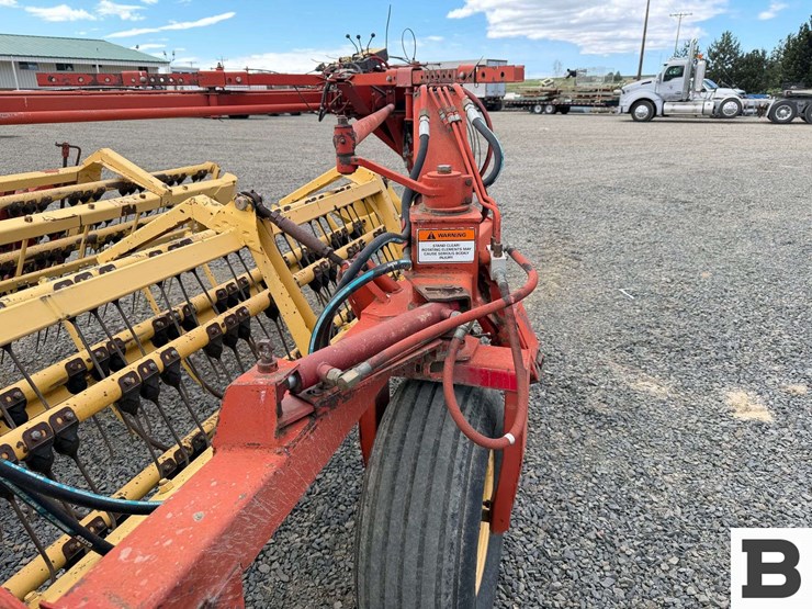 new-holland-216-image-28