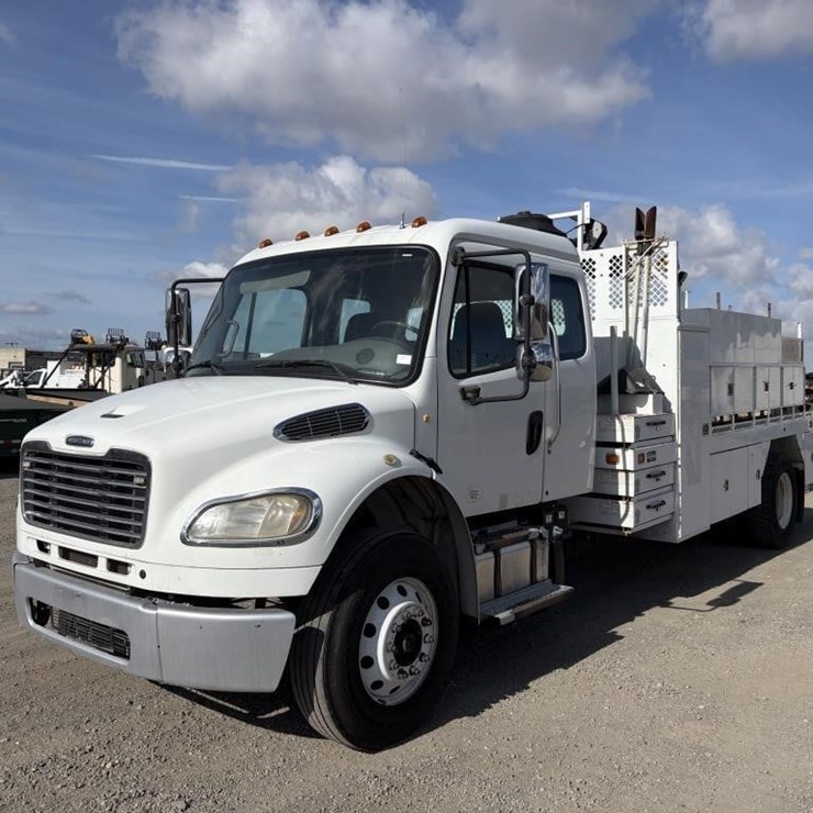 2013 FREIGHTLINER M2 106