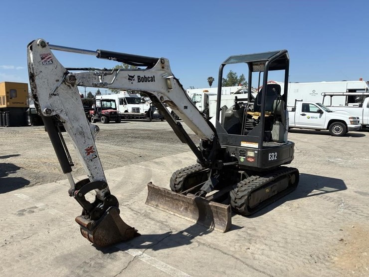 2015-bobcat-e32-image-1