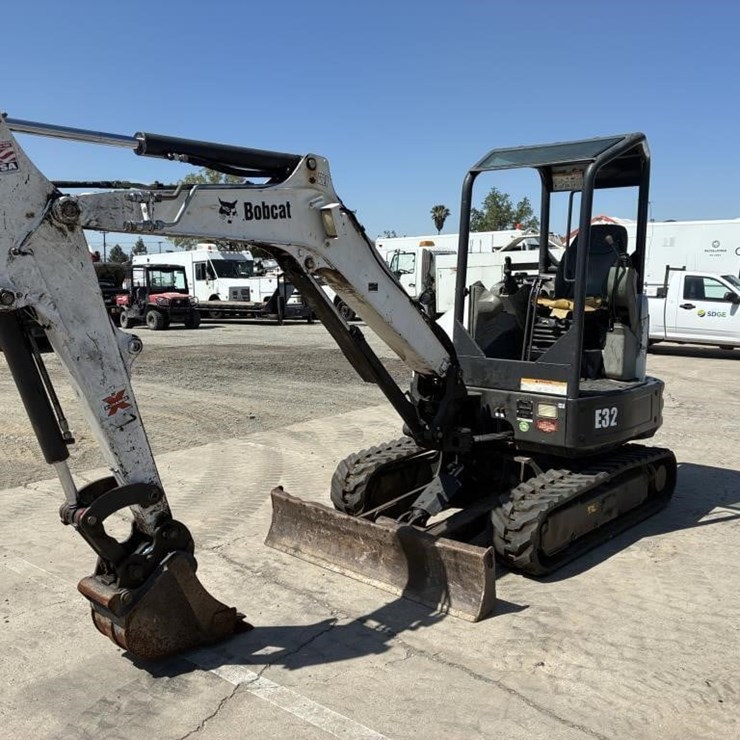 2015 BOBCAT E32