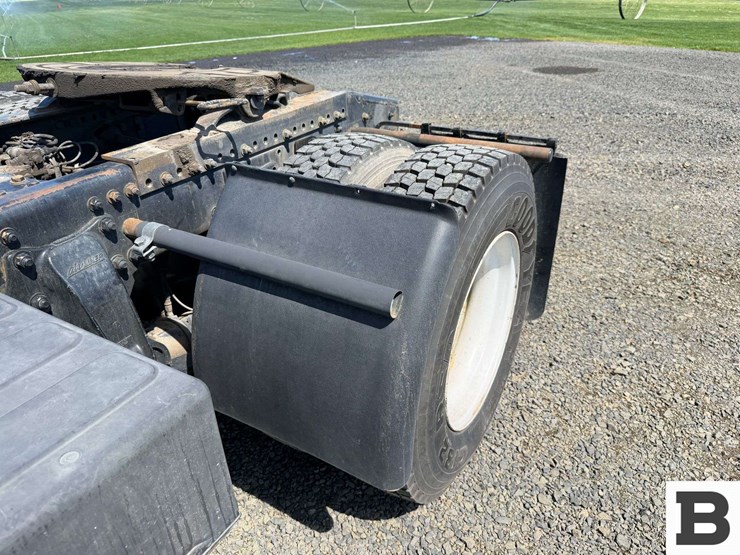 2016-freightliner-m2-bobtail-tractor-truck-image-21