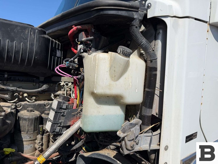 2012-freightliner-coronado-sd-tractor-truck-image-48