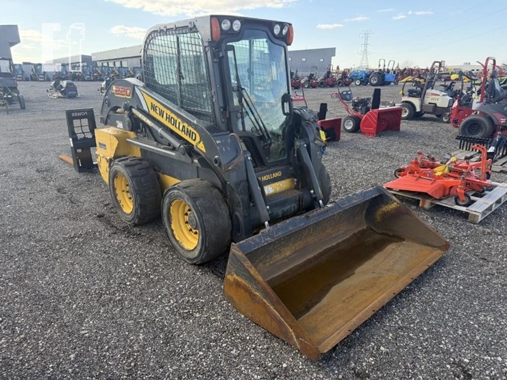 2016-new-holland-l220-image-2