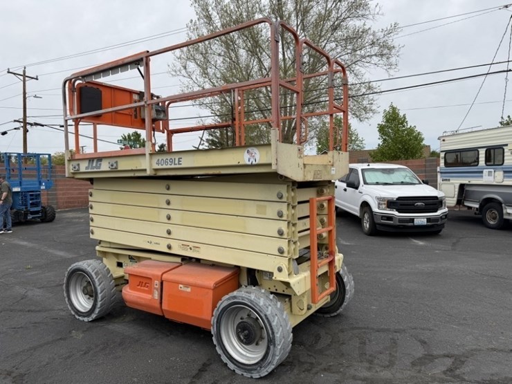 2014-jlg-4069le-image-2