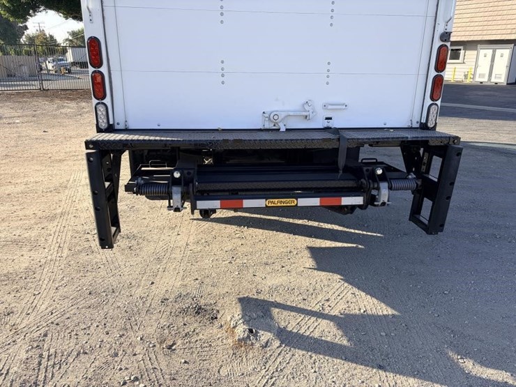 2015-isuzu-npr-image-6