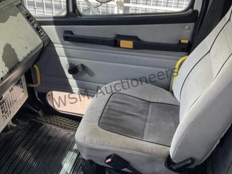 2002-freightliner-fl70-image-21