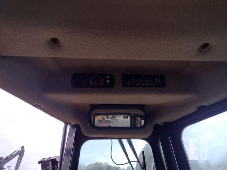 2015-caterpillar-d6t-xl-image-11