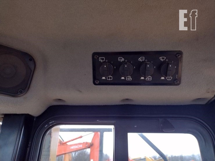 2015-caterpillar-d6t-xl-image-10