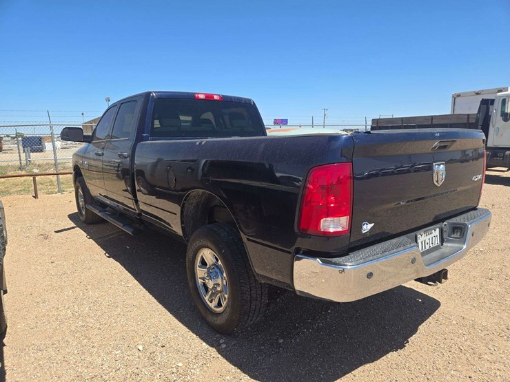 2016-ram-2500-tradesman-crew-cab-/-lwb-4d-image-4