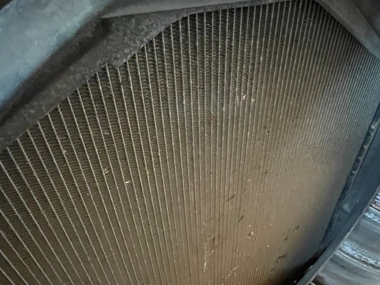 #10414-•-radiator-from-1999-volvo-vnl-truck-image-6
