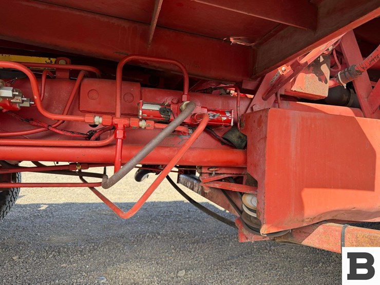 new-holland-1085-image-33