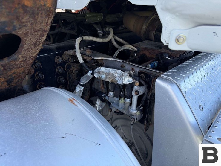 2012-freightliner-cascadia-125-image-39