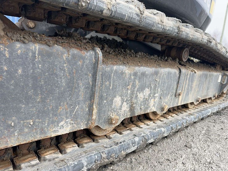 2024-case-cx37c-image-12