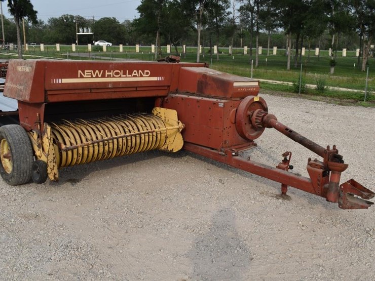 new-holland-326-image-1