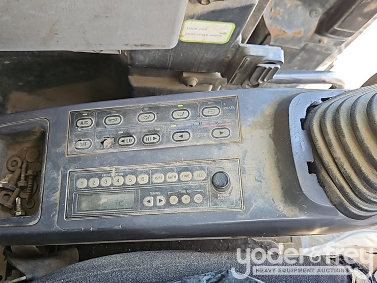 2005-komatsu-pc138-image-35