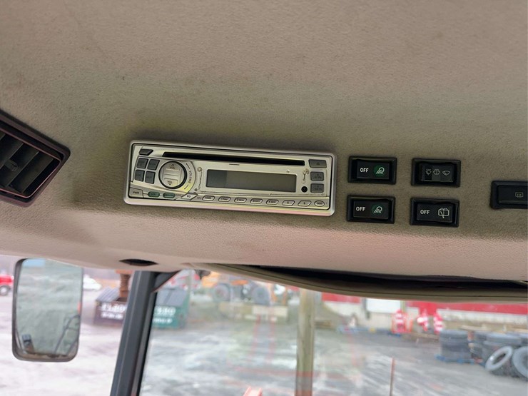 2001-kubota-m9000-image-30