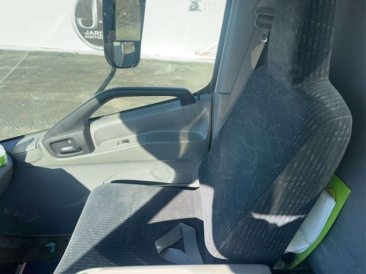 2020-hino-195-image-23