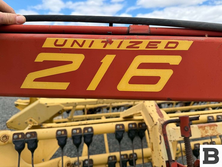 new-holland-216-image-16