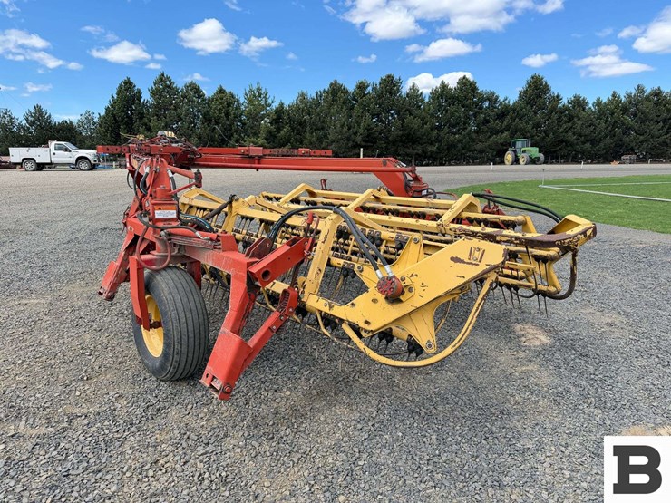 new-holland-216-image-3